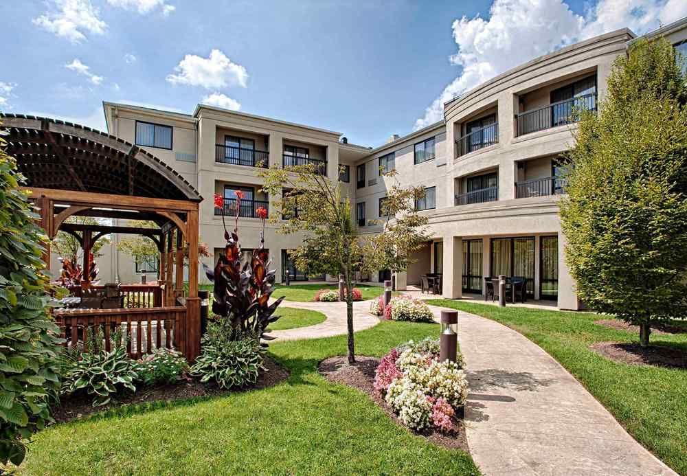 Courtyard At Monmouth Shores Corporate Park Hotel Wall