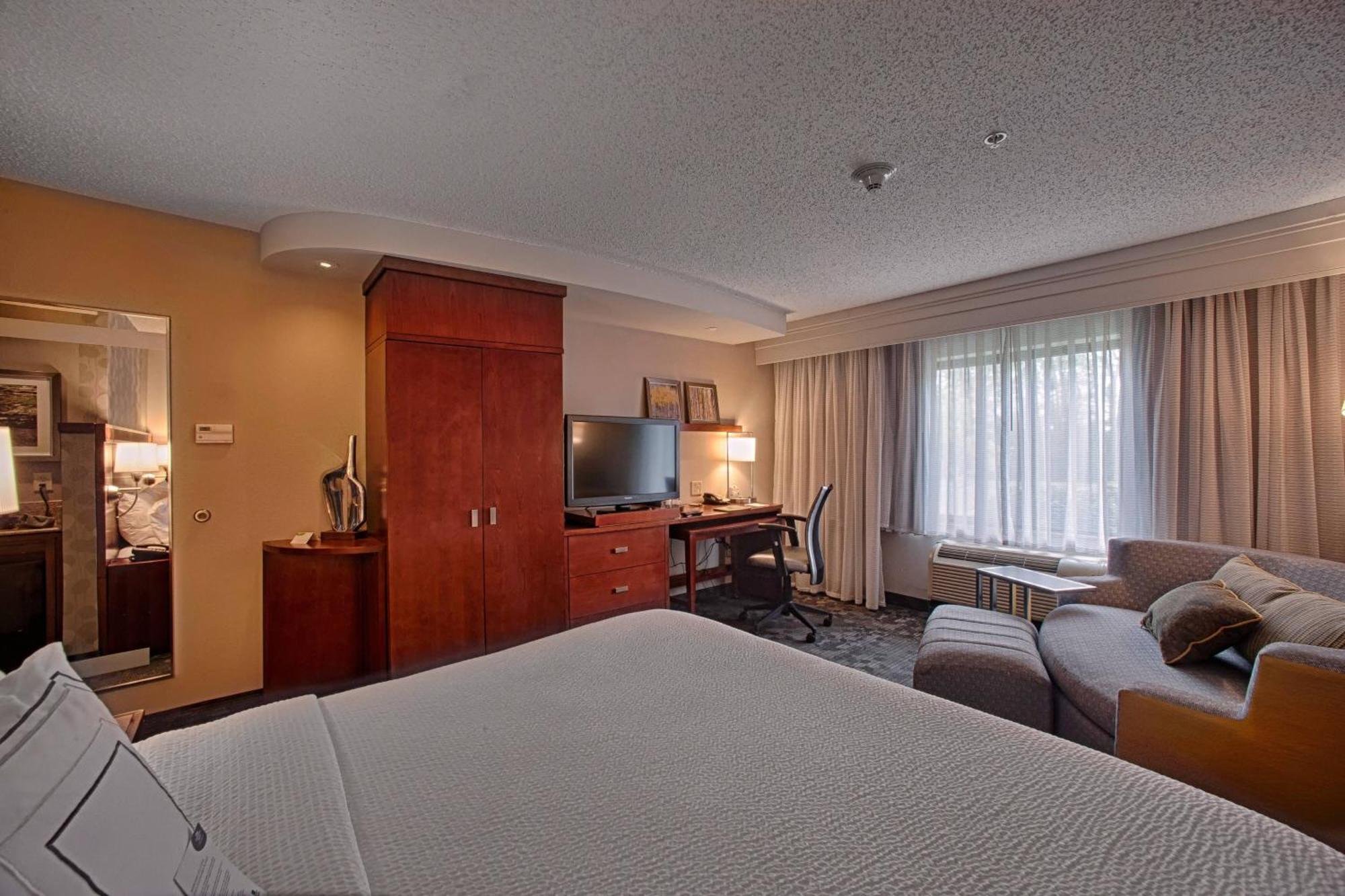 Hotel Courtyard At Monmouth Shores Corporate Park 3*
