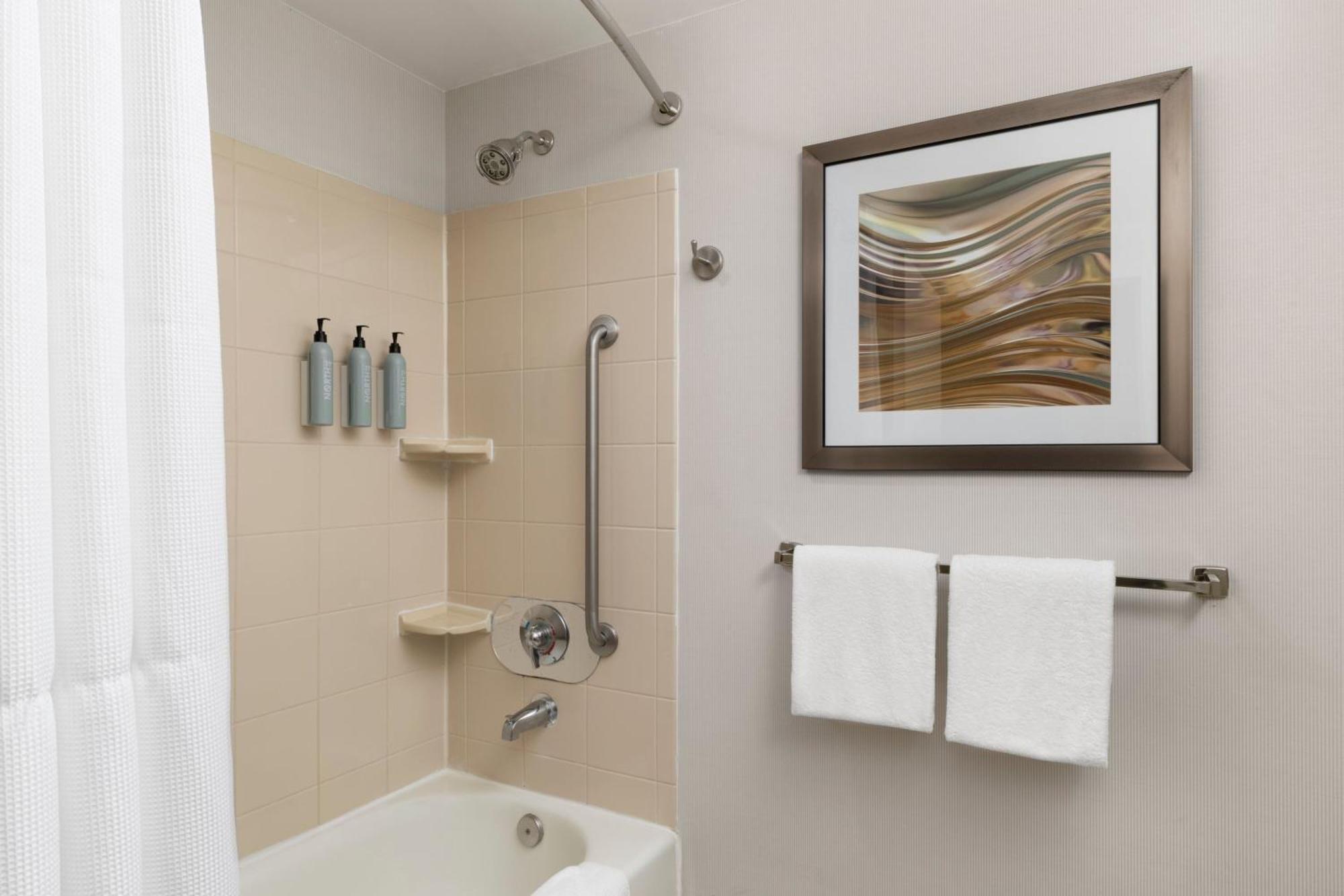 Hotel Courtyard At Monmouth Shores Corporate Park 3*
